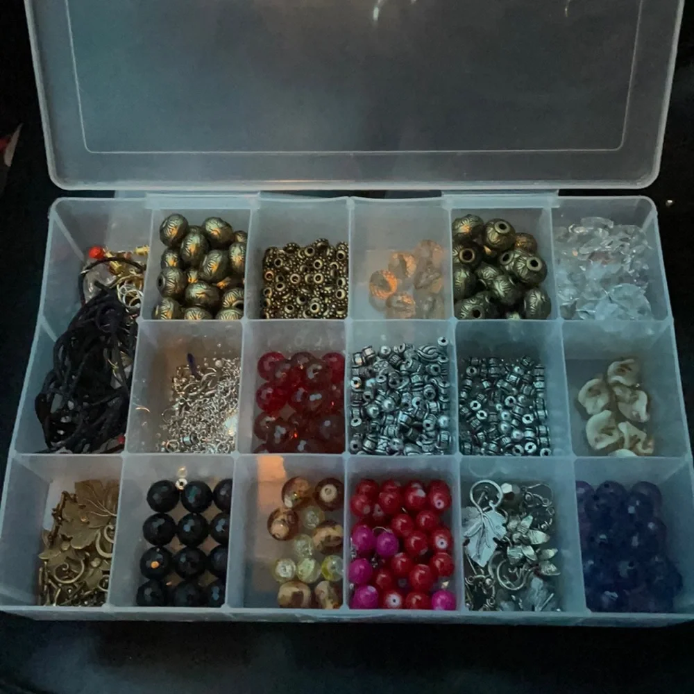 Crafting jewelry beads, large box! Hundreds of plastic beads! - Picture 1 of 3